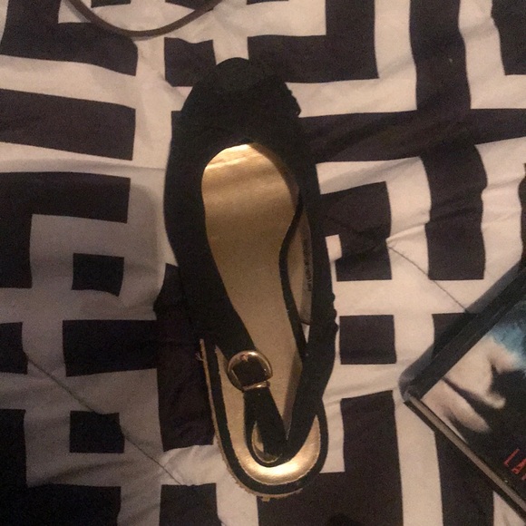 A tan and black wedge heel - Picture 2 of 2